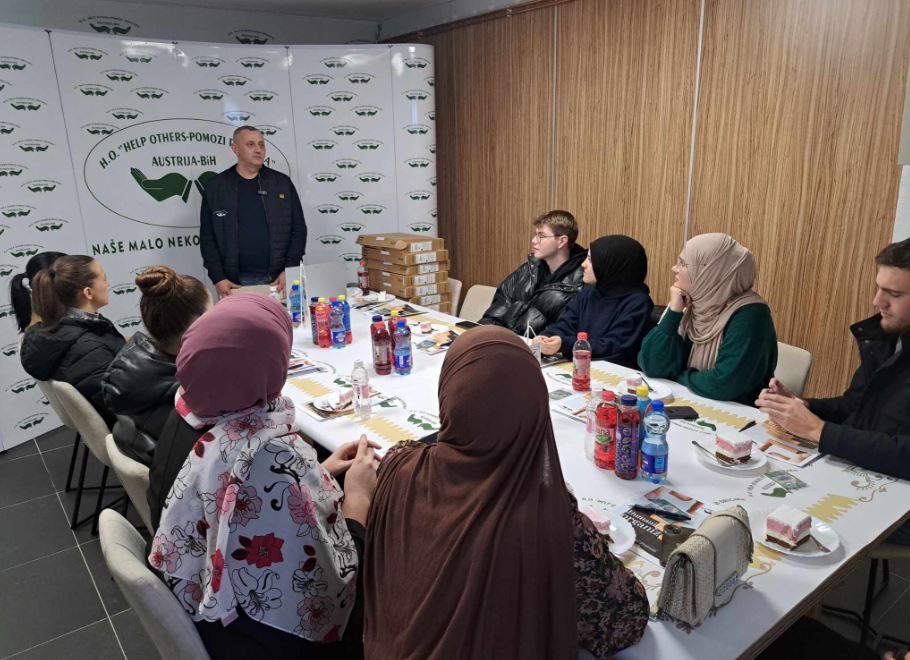 Humanitarna organizacija Help Others danas uručila laptopte za deset studenata povratnika u Podrinje (FOTO+VIDEO)