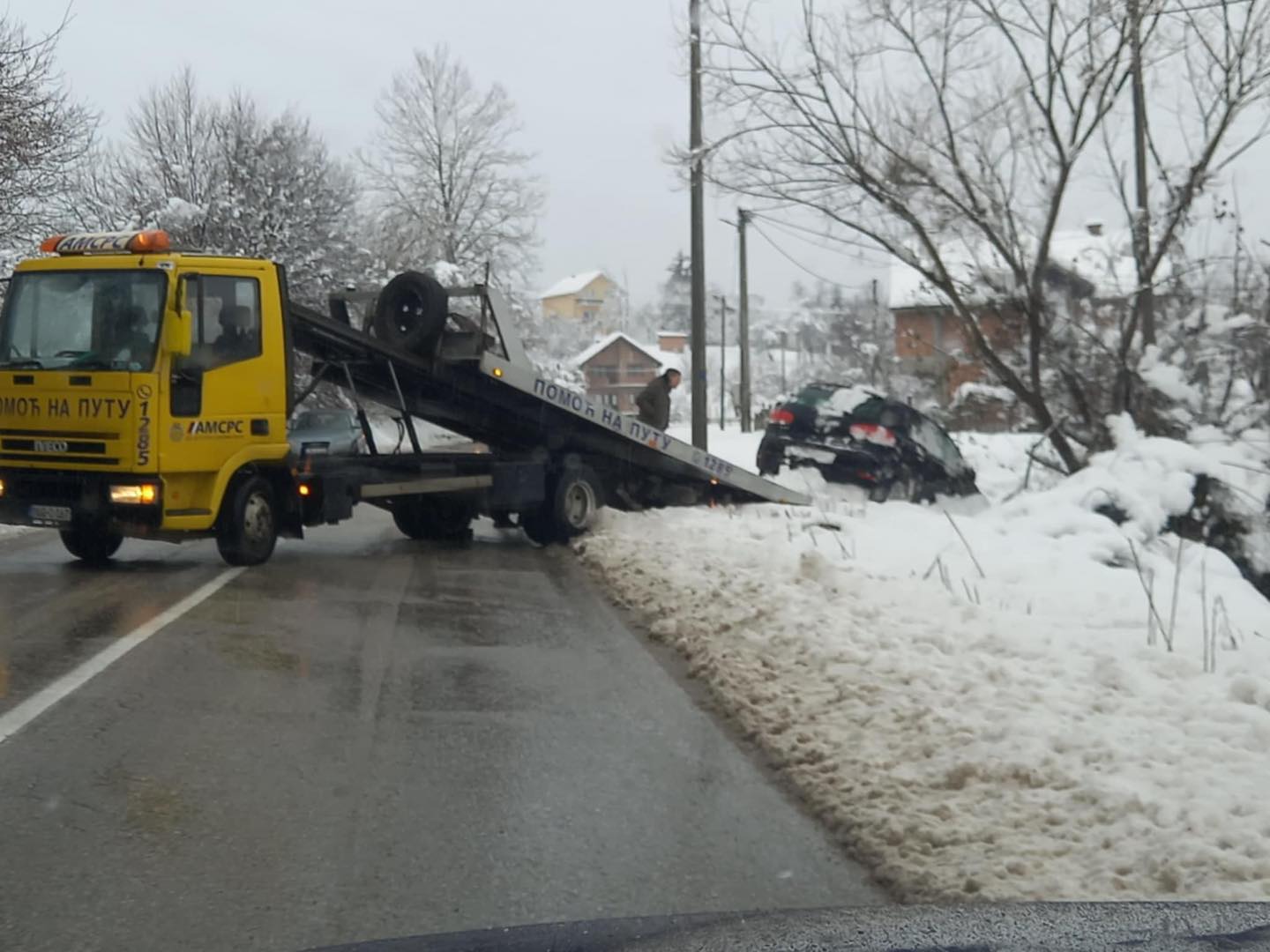 Automobil sletio sa magistralnog puta Zvornik-Bratunac (FOTO)