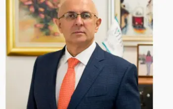 Posljedice zagađenja zraka po zdravlje stanovnika BiH su porazni, kazao je za “Avaz” ekspert u oblasti interventne kardiologije, dijagnostike i tretmana koronarne bolesti srca Elmir Jahić, profesor na Medicinskom fakultetu u Tuzli i direktor Medicinskog instituta „Bayer“. Prema procjenama Svjetske zdravstvene organizacije, između osam i devet miliona ljudi u svijetu godišnje umre od posljedica zagađenog zraka. - Među njima je čak gotovo 600.000 djece do pet godina. BiH je, nažalost, na prvom mjestu u Evropi po broju smrtnih slučajeva u odnosu na broj stanovnika, a druga u svijetu, iza Sjeverne Koreje – kaže prof. dr. Jahić. Podsjeća da zagađeni zrak najviše utječe na respiratorni i kardiovaskularni sistem, pa su respiratorne infekcije i karcinom pluća, ali i srčani i moždani udari, te razvoj svih oblika koronarne bolesti, veoma česti. - Posebno je značajno pogoršanje hroničnih oboljenja, srčanih i respiratornih, gdje dolazi do pogoršanja stanja i dovodi do razvoja novih oboljenja. Posljedice su veoma tragične po građane. Posebno je opasna dugotrajna izloženost zagađenom zraku, što je kod nas izraženo. Naročito je opasna izloženost sitnim, lebdećim česticama, PM 2,5, a zatim azotnom dioksidu i prizemnom ozonu. Smrtnost se povećava s povećanjem stepena zagađenosti. Svake godine u ovom periodu ponavljamo iste podatke, a u suštini naše institucije ništa ne poduzimaju – ističe Jahić. Raditi na energetskoj efikasnosti, korištenju obnovljivih izvora energije, javnog prijevoza koji će biti dostupan, ali i dostojan čovjeka, prelasku na industrije s nultom stopom zagađenja, povećavanju zelenih površina, samo su neke od mjera koje predlaže. - Cilj svake lokalne zajednice je da što više prostora pretvori u stambene objekte i u beton. Sve institucije vlasti govore da je ljudski život najvažniji, ali na ovom, pa i mnogo drugih primjera vidimo da je ljudski život nešto što se najmanje cijeni. Ne treba biti puno pametan da se shvati šta se treba raditi. I druge zemlje su prolazile kroz slične probleme, pa su odgovarajućim mjerama to smanjile. Mi to treba da uradimo, a ne da svake godine samo pričamo o tome – kaže prof. dr. Elmir Jahić.