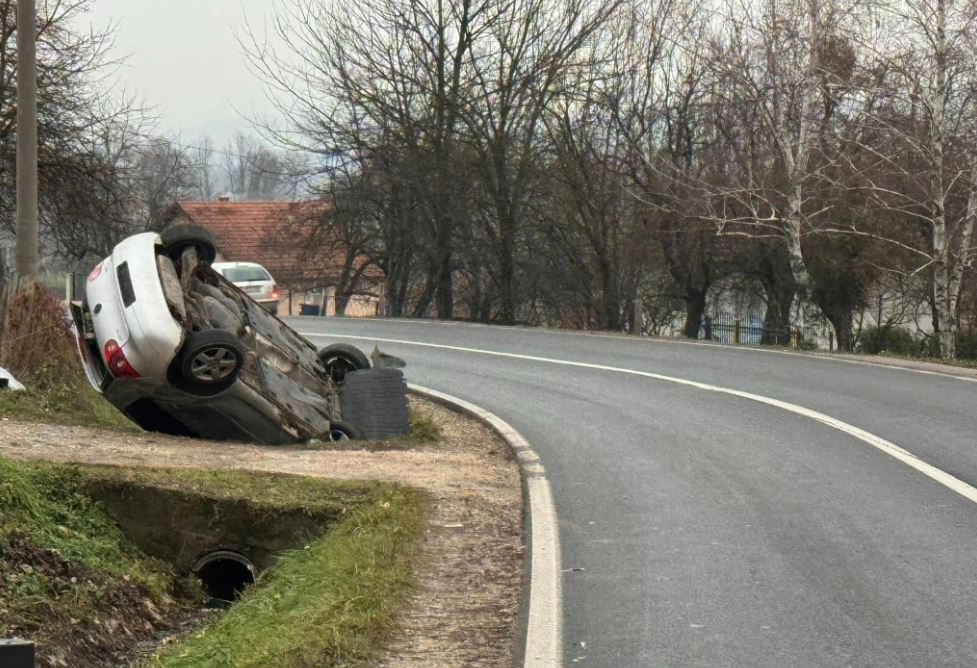 Automobil završio na krovu u kanalu pored magistralnog puta Zvornik-Tuzla (FOTO)