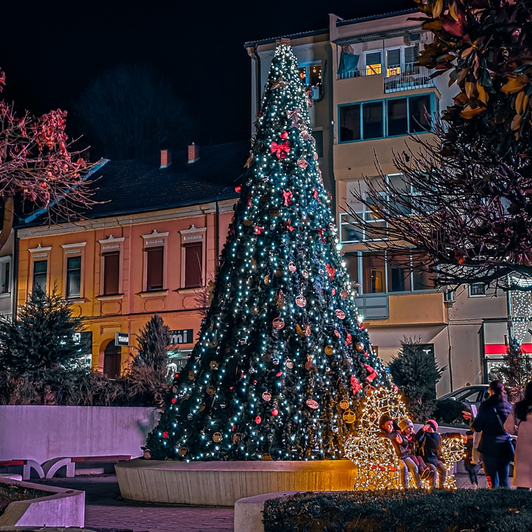 Praznično ukrašavanje grada i novi kutak za fotografisanje (FOTO)