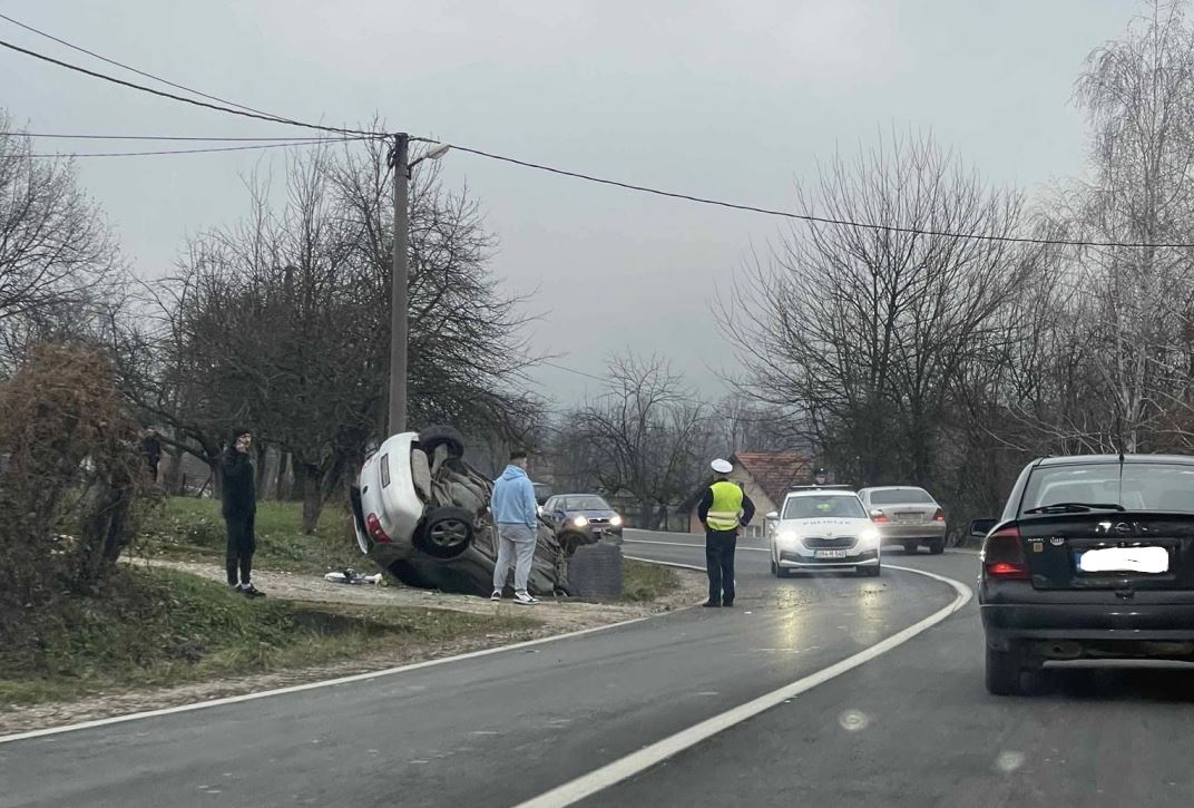 Dvije mlađe osobe zadobile povrede u saobraćajnoj nezgodi na magistralnom putu Zvornik-Tuzla prethodnog dana u mjestu Sarači (FOTO)