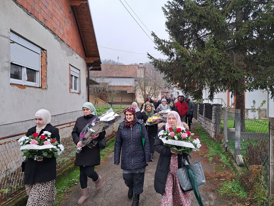 U Kozluku obilježena 13.godišnjica od smrti Fadila Banjanovića-Bracike, pojedinci stigli i iz Beča kako bi odali počast