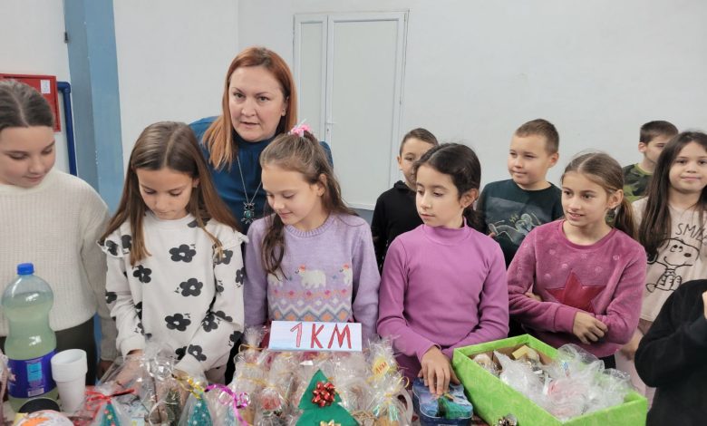 Održan novogodišnji bazar u Osnovnoj školi “Desanka Maksimović“ u Čelopeku (FOTO)