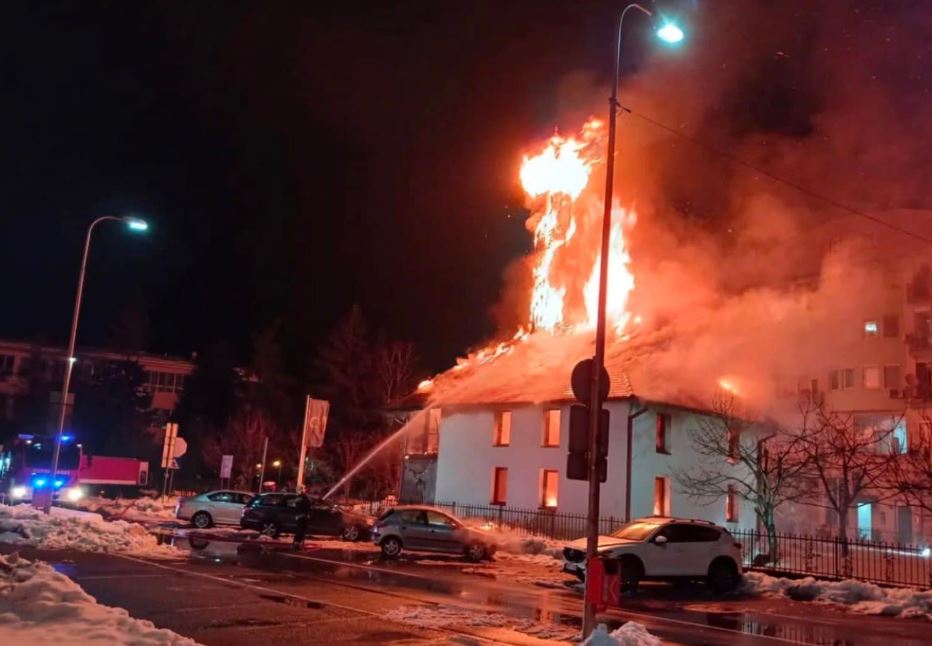 Izgorjela džamija u Brčkom, požar izbio dva sata iza ponoći