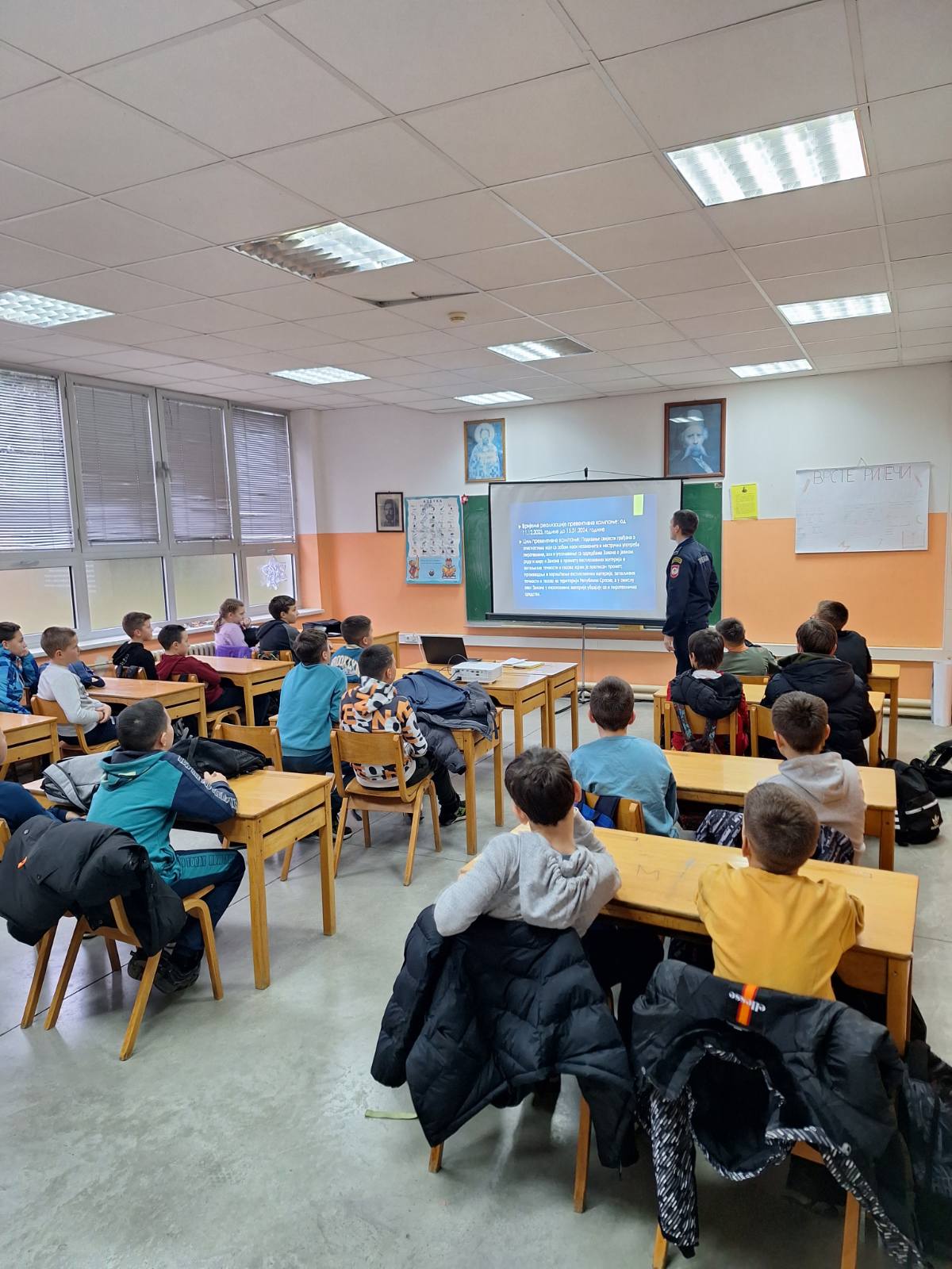 Policijska uprava Zvornik: Sprovođenje kampanje „Slavimo odgovorno“ kroz edukativna predavanja (FOTO)