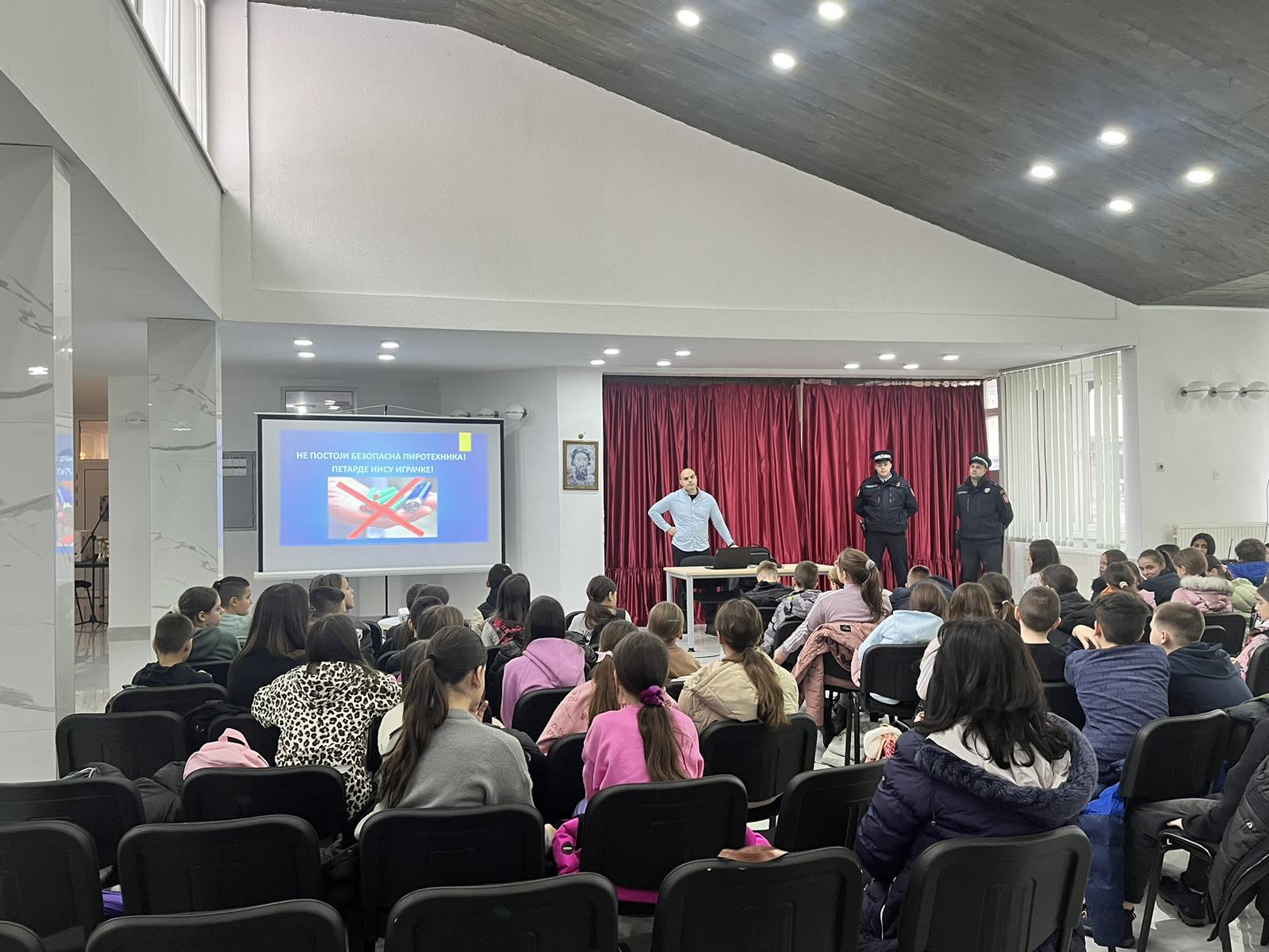 Policijska uprava Zvornik: Sprovođenje kampanje „Slavimo odgovorno“ kroz edukativna predavanja (FOTO)