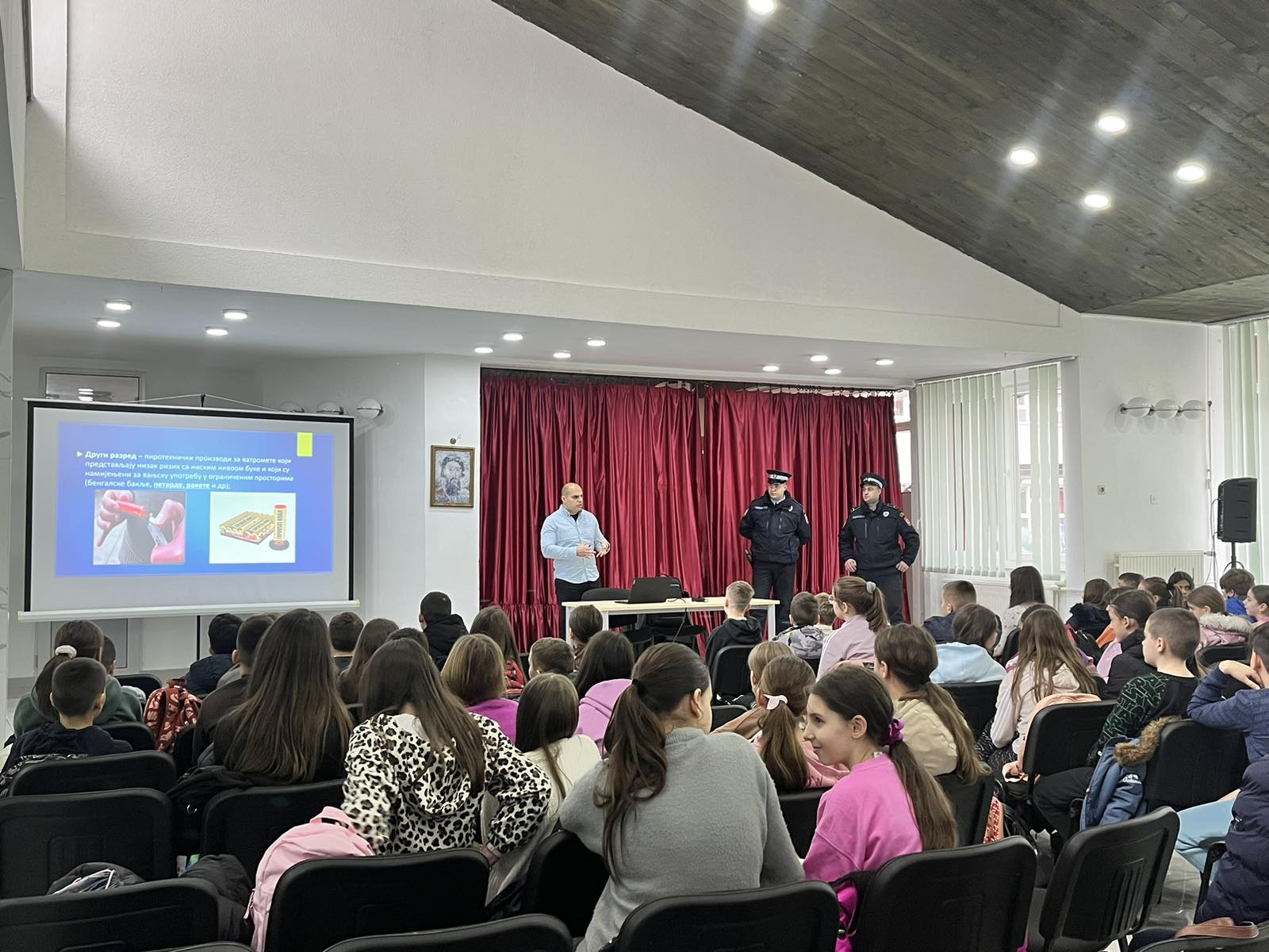 Policijska uprava Zvornik: Sprovođenje kampanje „Slavimo odgovorno“ kroz edukativna predavanja (FOTO)