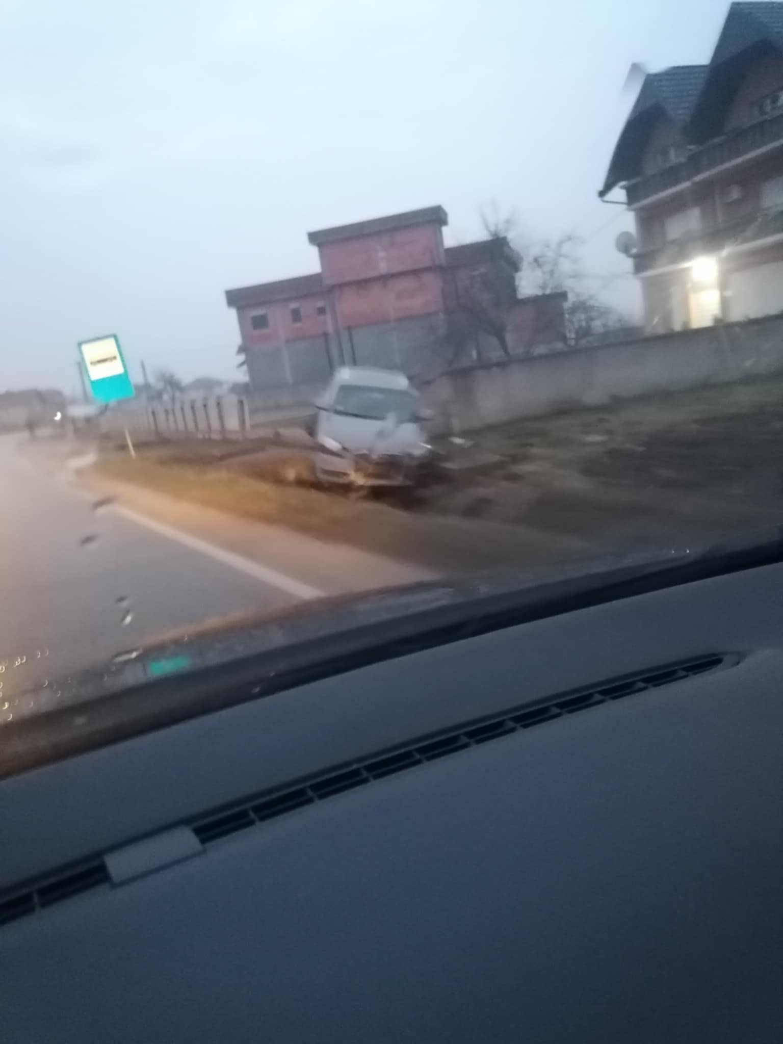 Više lica povrijeđeno u saobraćajnoj nezgodi u Tabancima (FOTO)