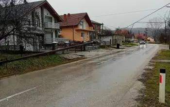 Bandera pokidala kablove i oborila ih na regionalni put Karakaj -Sapna (FOTO)