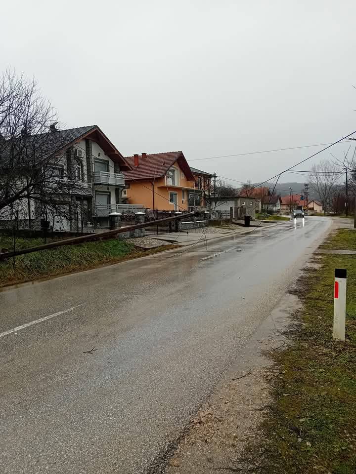 Bandera pokidala kablove i oborila ih na regionalni put Karakaj -Sapna (FOTO)