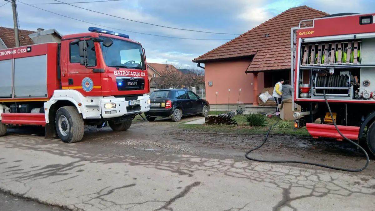 Požar u naselju Ekonomija, vatra zahvatila porodičnu kuću