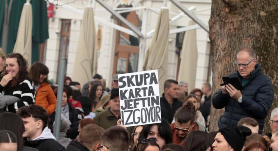 Nakon protesta u Tuzli jedan od studenata govorio o razlozima:  Novo poskupljenje cijene prevoza je krajnji bezobrazluk