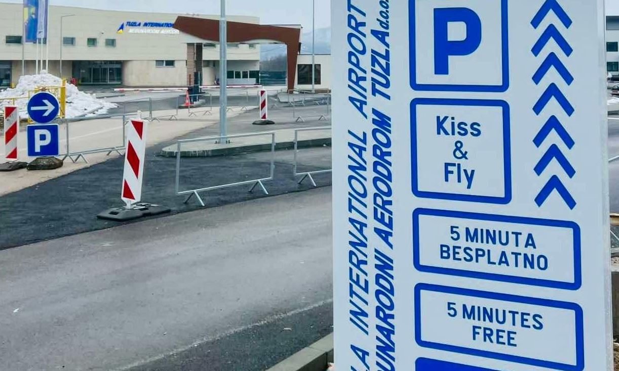 Kiss & Fly zona: Aerodrom Tuzla omogućio 5 minuta besplatnog parkinga!