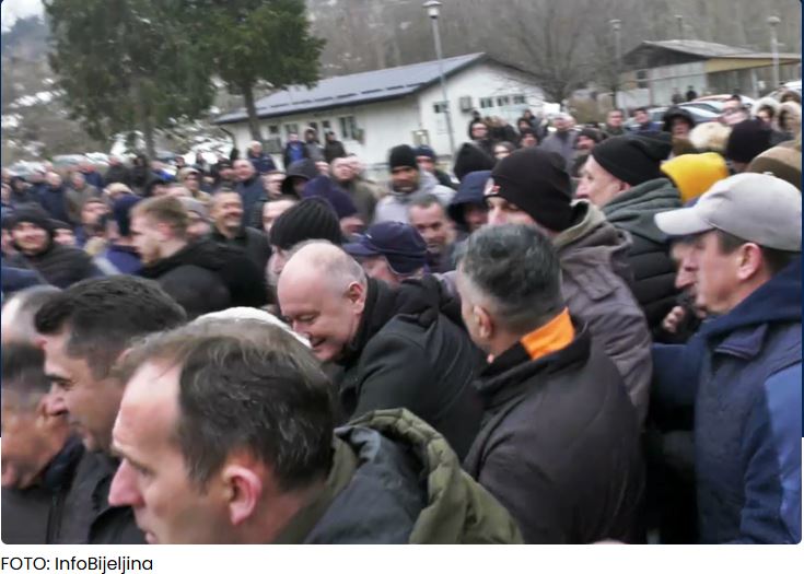 Protest radnika RiTE Ugljevik: Direktora Tasovca radnici uhvatili za ruke i noge i iznijeli na ulicu (VIDEO)