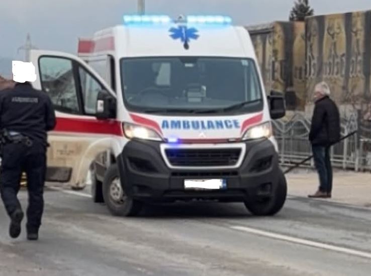 Žena povrijeđena na putu Zvornik-Bijeljina : U udesu učestvovalo i policijsko vozilo (FOTO)