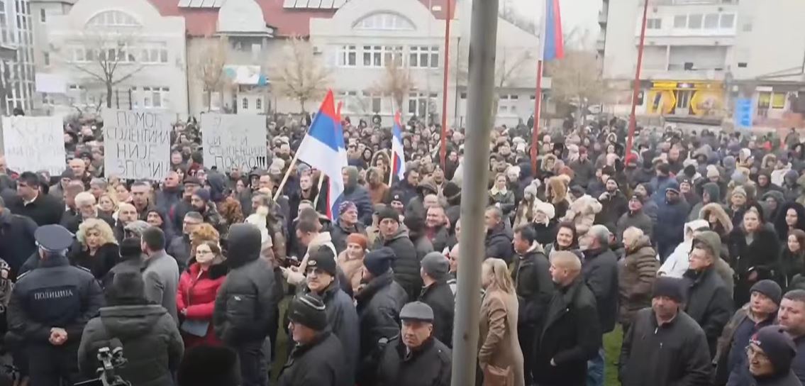 U Bijeljini se održavaju protesti zbog hapšenja gradonačelnika Ljubiše Petrovića (VIDEO)