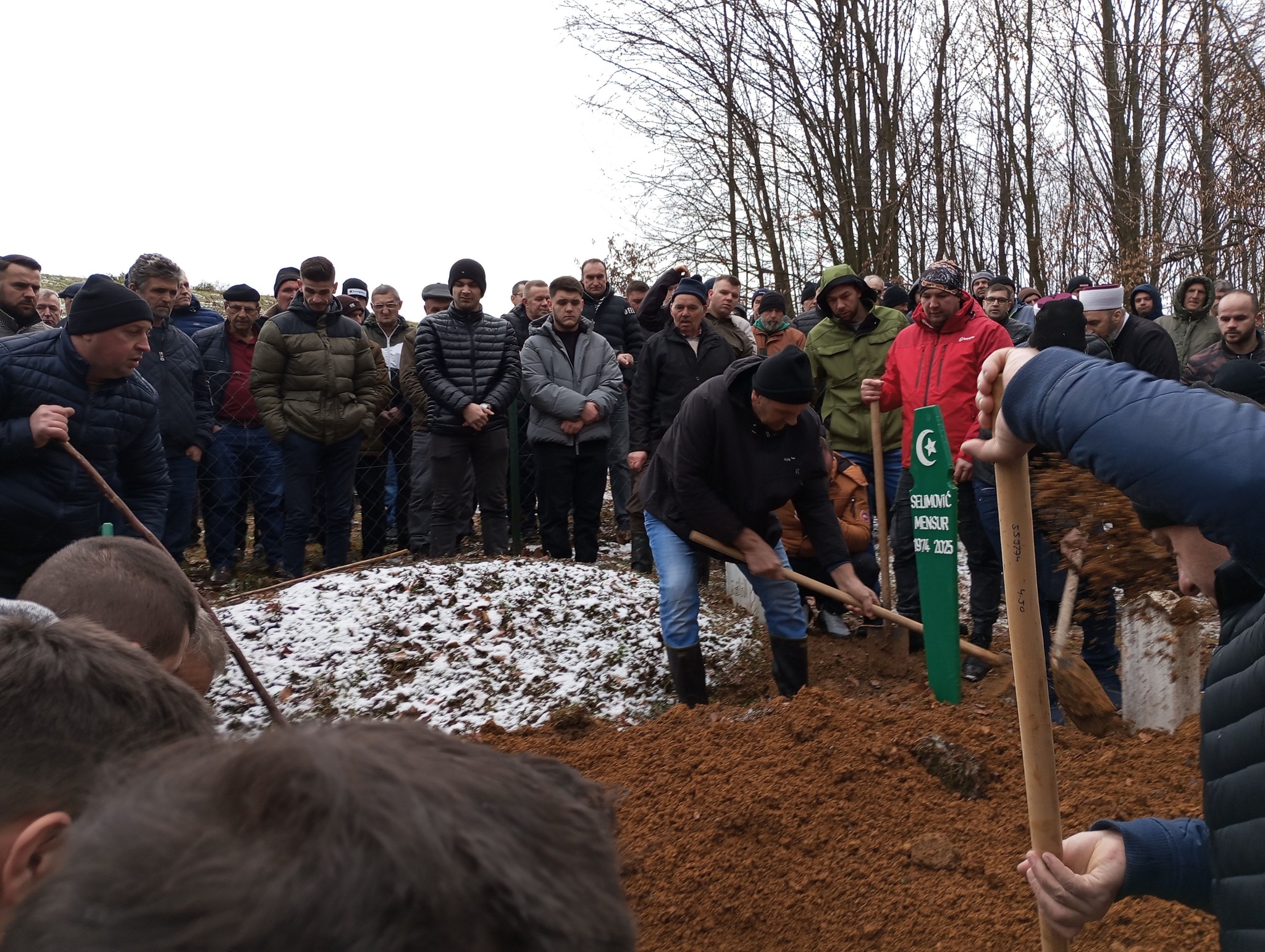 Klanjana dženaza Mensuru Selimoviću predsjedniku Skupštine grada Zvornik, stotine ljudi na ispraćaju u Križevićima (FOTO)