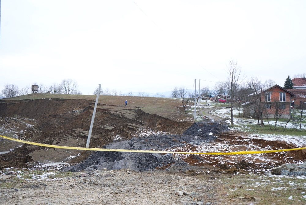 Dramatična situacija u Novom Šeheru: Naložena evakuacija preostalih šest porodica iz zone klizišta (VIDEO)