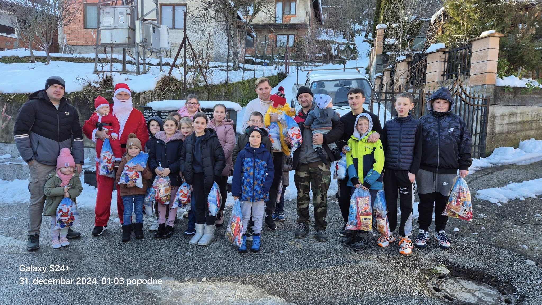 I ove godine ”Limar ADEL” novogodišnjim paketićima obradovao mališane iz naselja Bukovik i one koji su se zatekli u malom parkiću (FOTO)