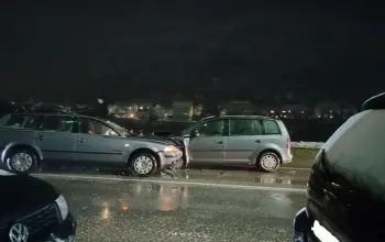 Sedam osoba zadobilo povrede u sudaru dva vozila na ulazu u Zvornik u naselju B - blokovi (FOTO)