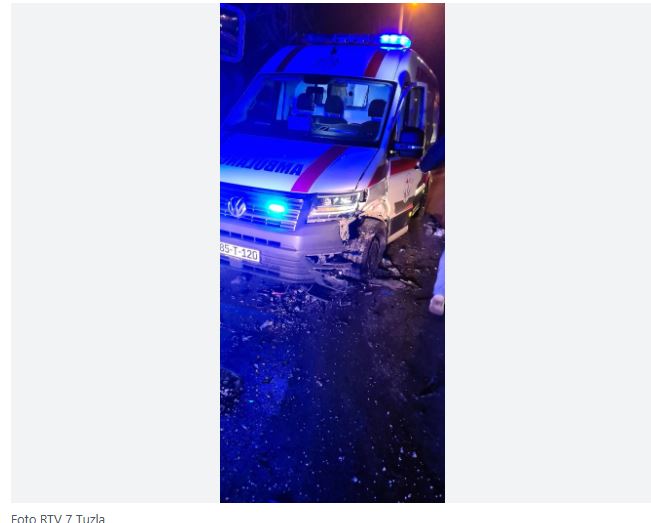 Sanitetsko vozilo zvorničke bolnice učestvovalo u saobraćajnoj nezgodi kod Tuzle, tri lica povrijeđena (FOTO)