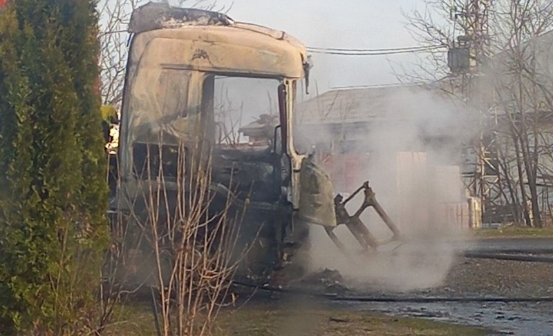 Požar zahvatio kamion na putu kod Bijeljine (FOTO)