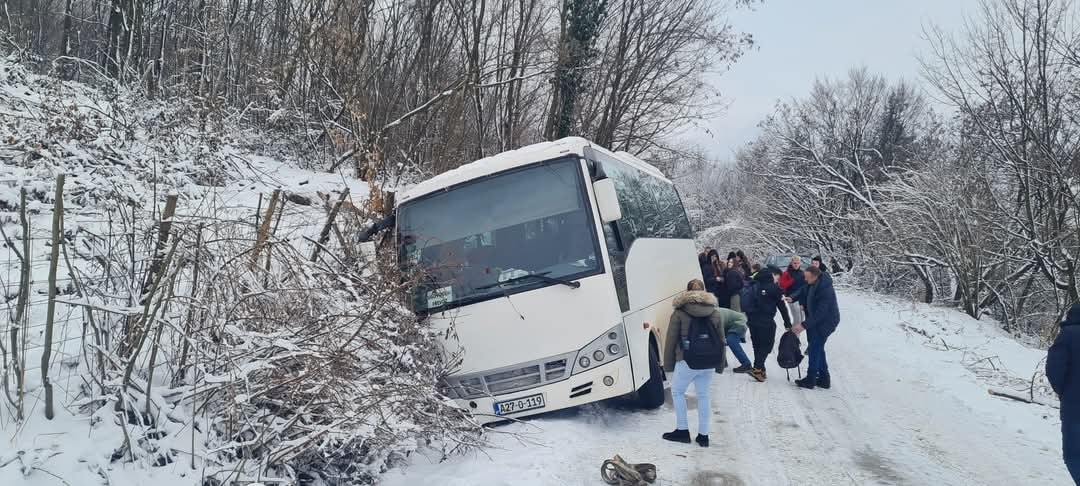 Na sreću nije bilo povrijeđenih, a učenici koji su se nalazili u autobusu sada su na sigurnom.