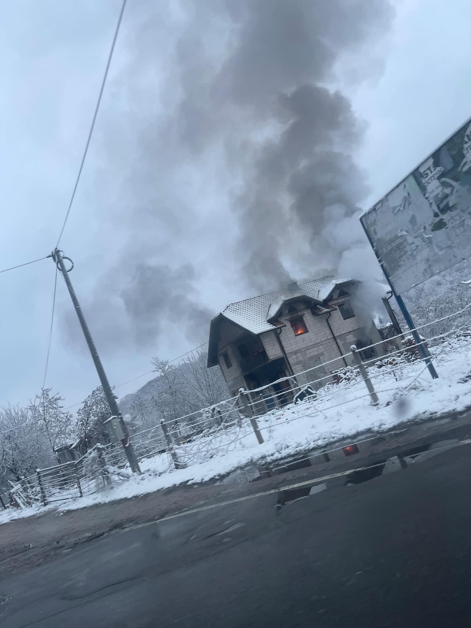 Požar zahvatio kuću pored magistralnog puta Zvornik-Tuzla u naselju Hidani (FOTO)