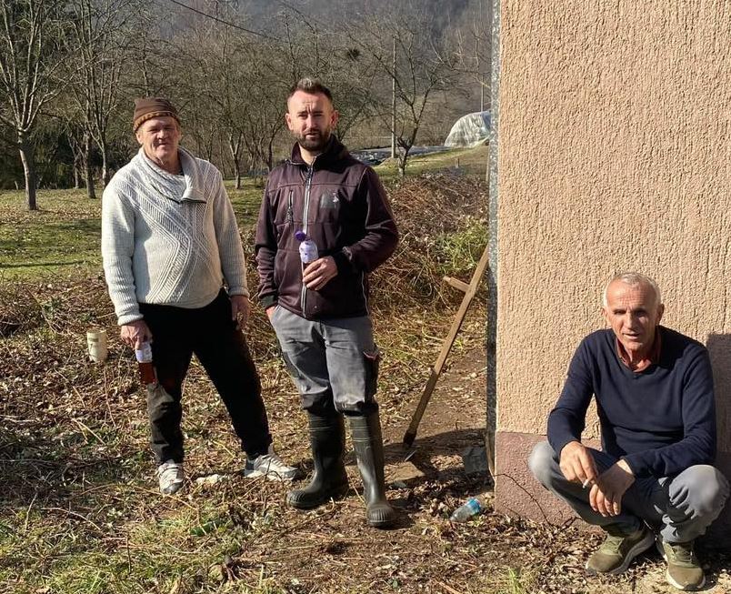 Akciju uređenja dvorišta zgrade mjesne zajednice Konjević Polje predvodio predsjednik Skupštine opštine Bratunac (FOTO)