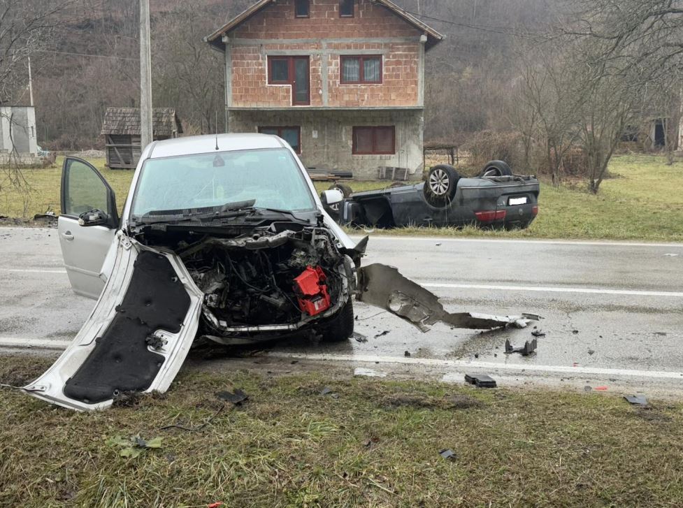 Jedno lice smrtno stradalo u saobraćajnoj nesreći na magistralnom putu Zvornk – Bratunac, saobraćaj obustavljen (FOTO)