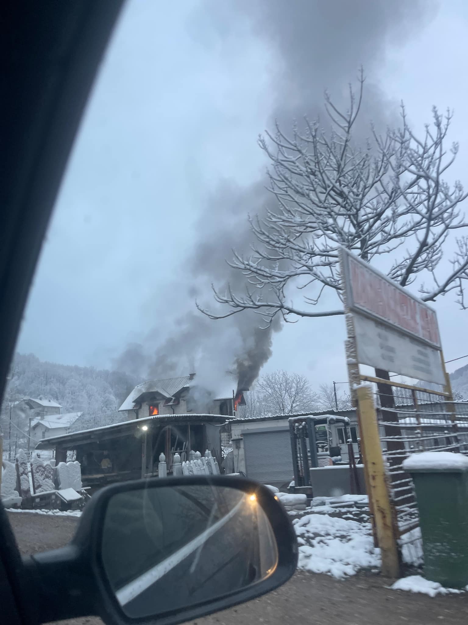 Požar zahvatio kuću pored magistralnog puta Zvornik-Tuzla u naselju Hidani (FOTO)