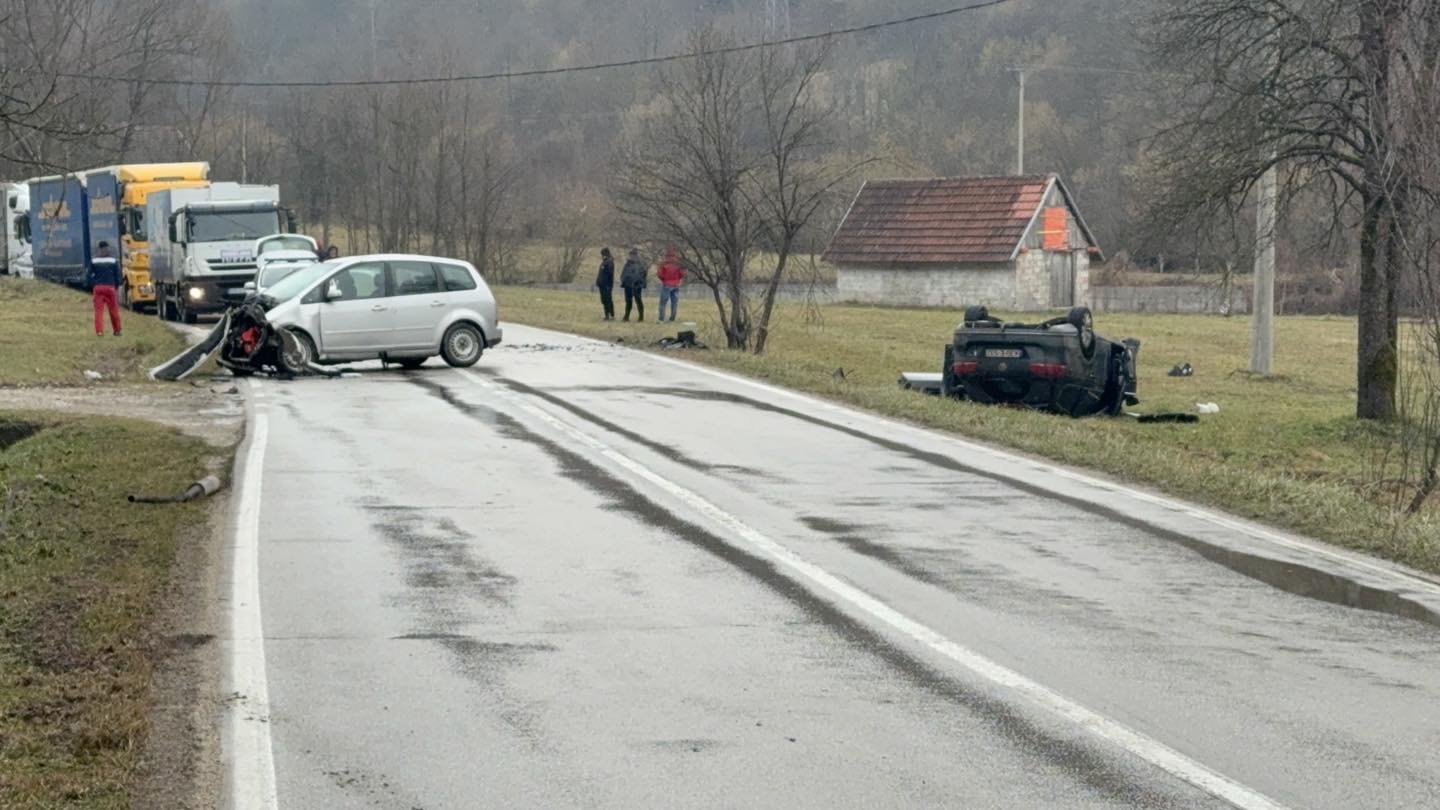 Četiri lica zadobila povrede, a jedno smrtno stradalo u teškoj saobraćajnoj nesreći kod Konjević Polja (FOTO)