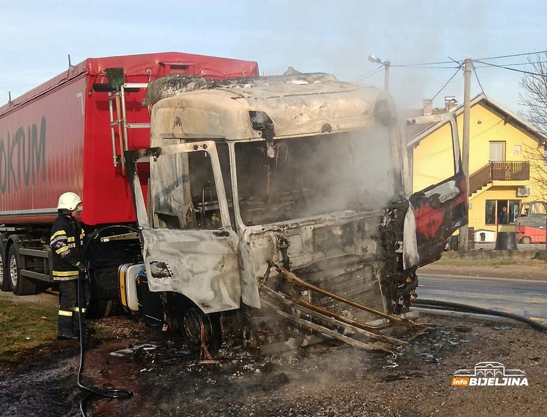 Požar zahvatio kamion na putu kod Bijeljine (FOTO)