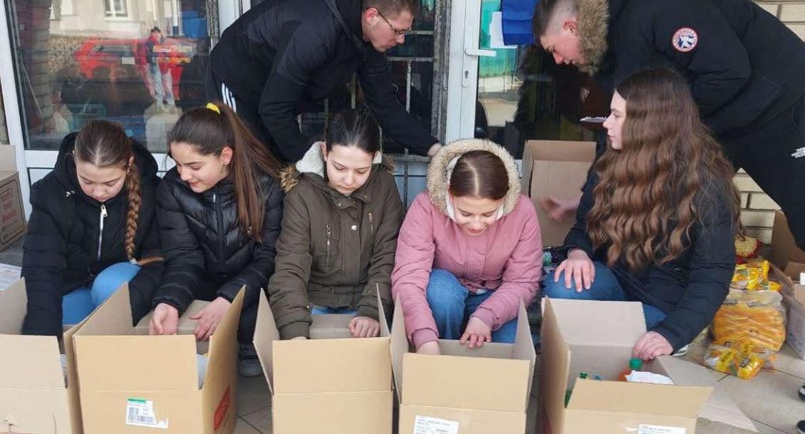 Učenici osnovne škole u Janji realizovali humanitarnu akciju “Budimo humani, pomozimo svoje komšije“ (FOTO)