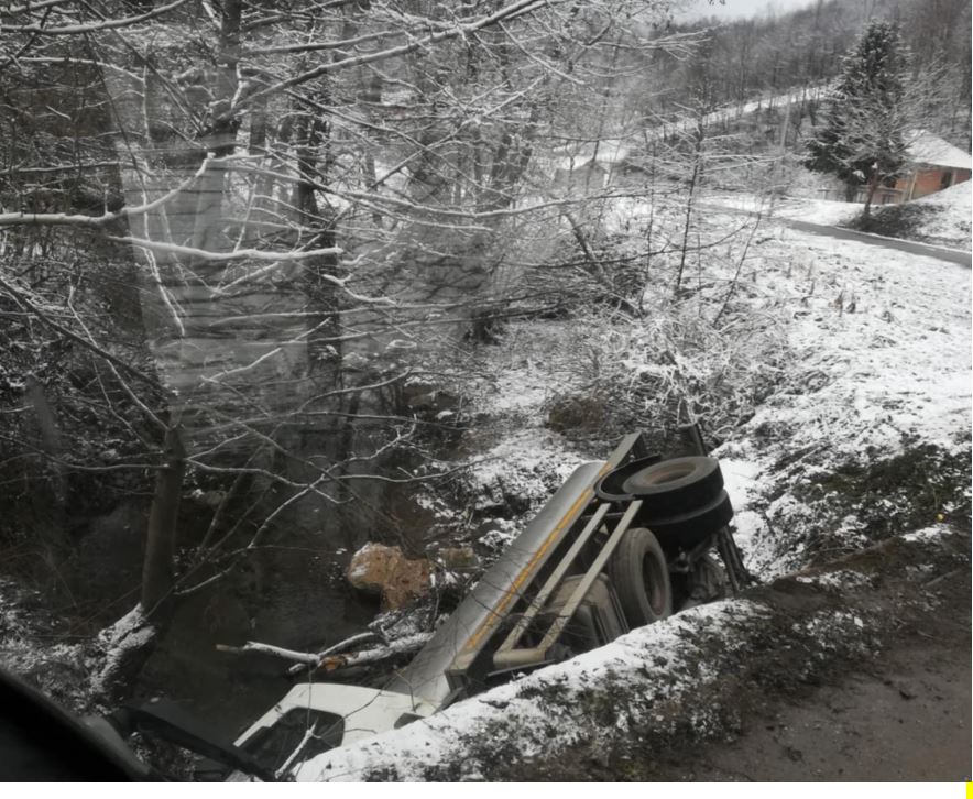 Jedno lice zadobilo lakše povrede u saobraćajnoj nezgodi u Kamenici kod Zvornika (FOTO)