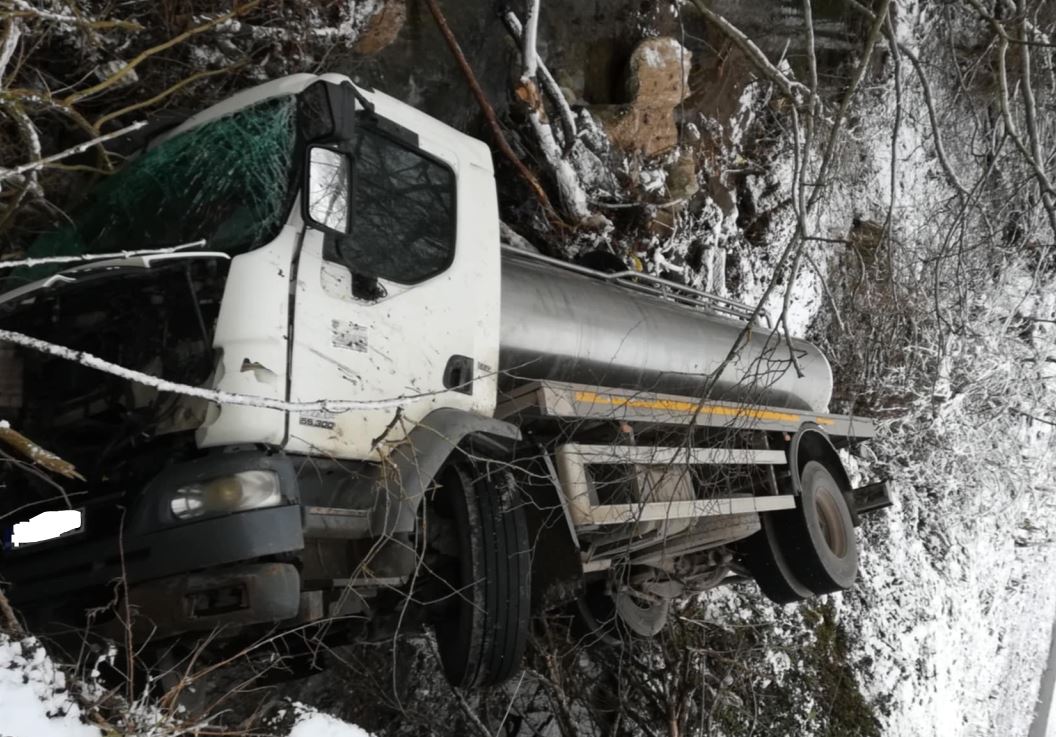 Jedno lice zadobilo lakše povrede u saobraćajnoj nezgodi u Kamenici kod Zvornika (FOTO)