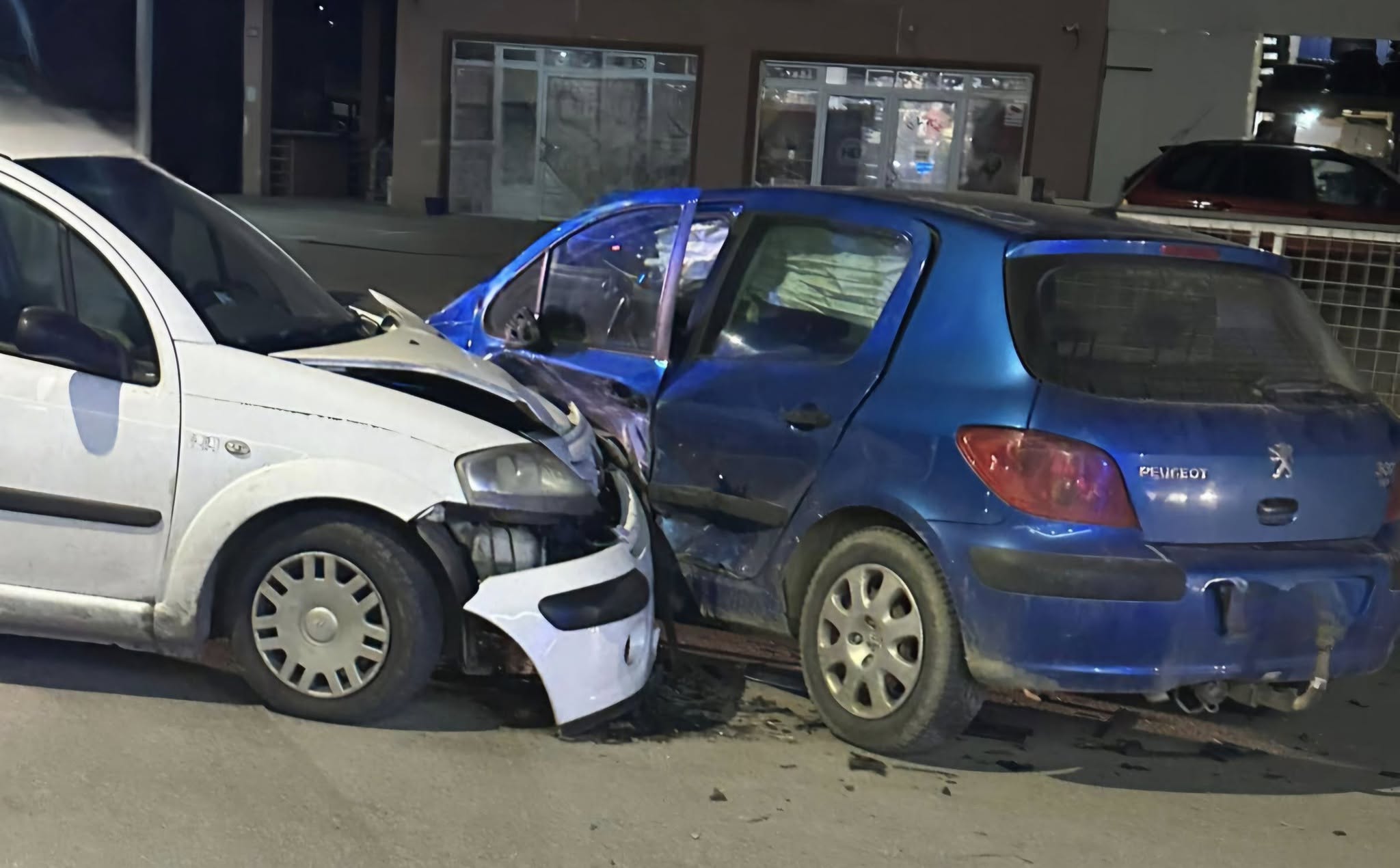 Najmanje jedno lice povrijeđeno u saobraćajnoj nezgodi u centru Bratunca (FOTO)