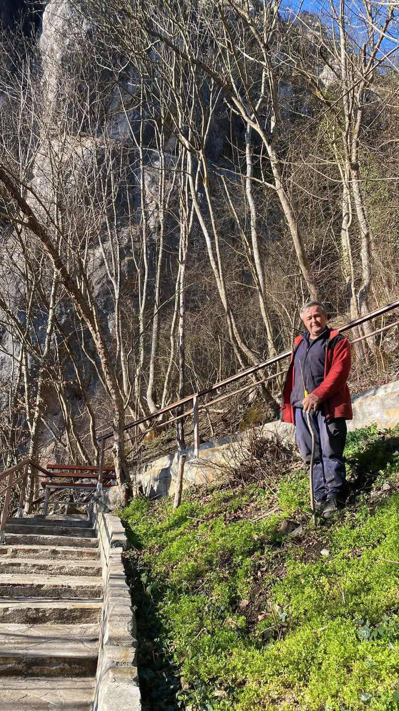 Otac i sin iz Hrnčića posadili sadnice voća smokvi i kupina pored stepenica do Kušlata (FOTO)