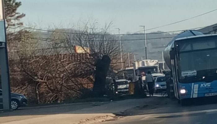 Sudar autobusa i kamiona na raskrsnici u Karakaju, kratak zastoj u saobraćaju (FOTO)