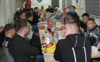 Omladinski iftar u Kamenici u organizaciji Udruženja Sinovi Podrinja okupio više od 50 mladih postača iz Podrinja