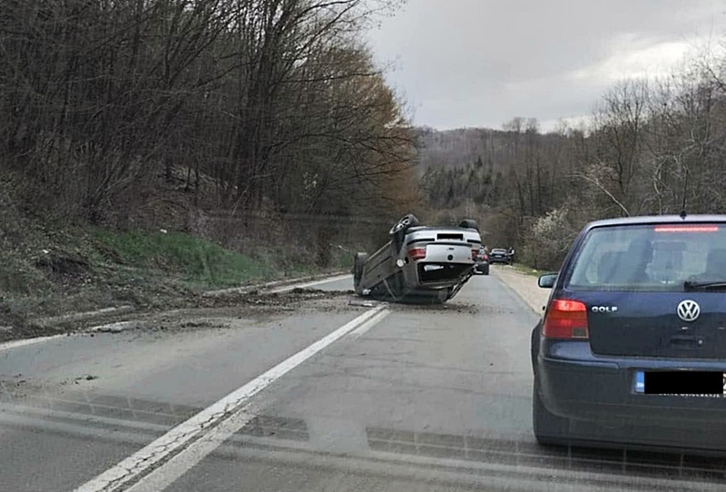 Automobil završio na krovu na prevoju Crni Vrh (FOTO)