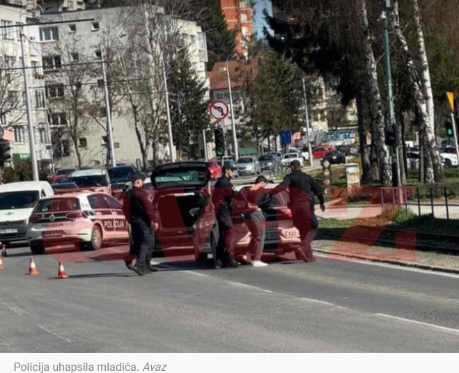 Muškarac iz Kalesije automobilom namjerno udario u policijski automobil i povrijedio dva policajca (FOTO)