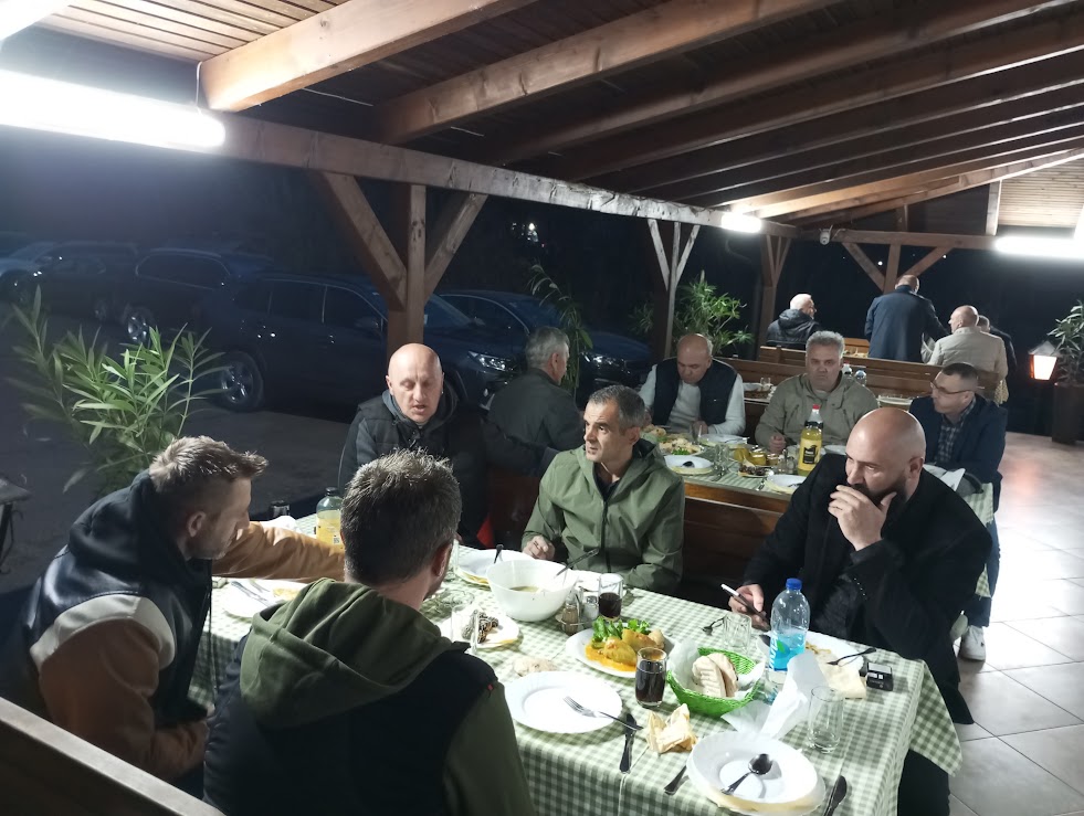 Gradonačelnik Zvornika Bojan Ivanović organizovao iftar u restoranu ''Đilo'' (FOTO)