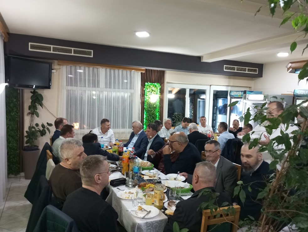 Gradonačelnik Zvornika Bojan Ivanović organizovao iftar u restoranu ''Đilo'' (FOTO)