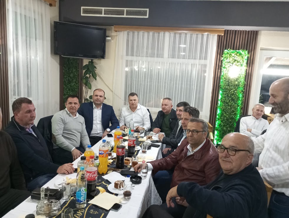 Gradonačelnik Zvornika Bojan Ivanović organizovao iftar u restoranu ''Đilo'' (FOTO)