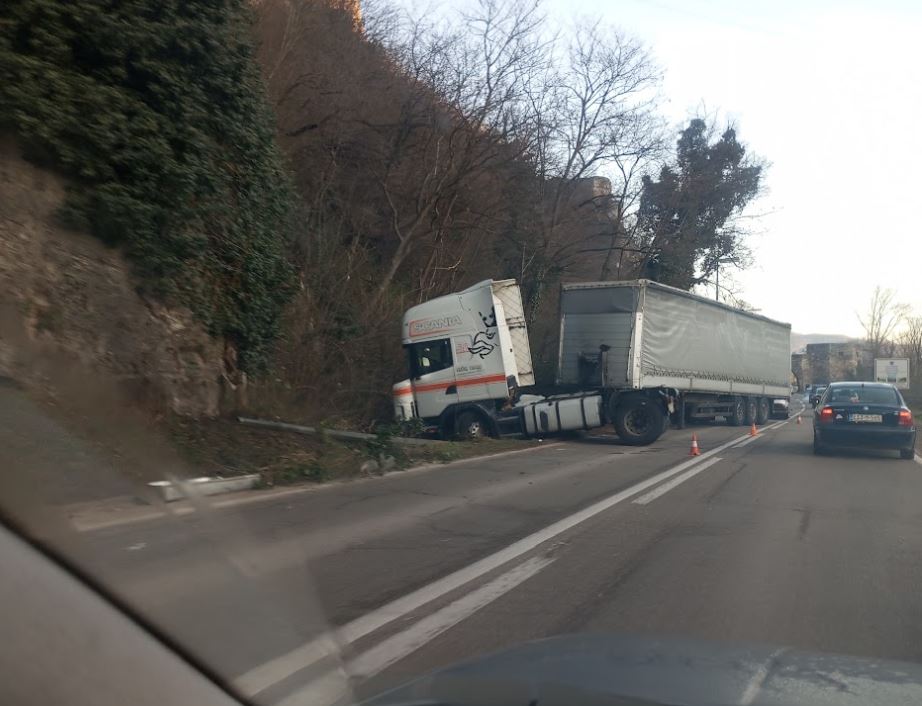 Kamion se zabio u stijenu kod Kapije na ulazu u Zvornik (FOTO)