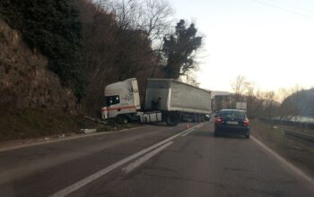 Kamion se zabio u stijenu kod Kapije na ulazu u Zvornik (FOTO)