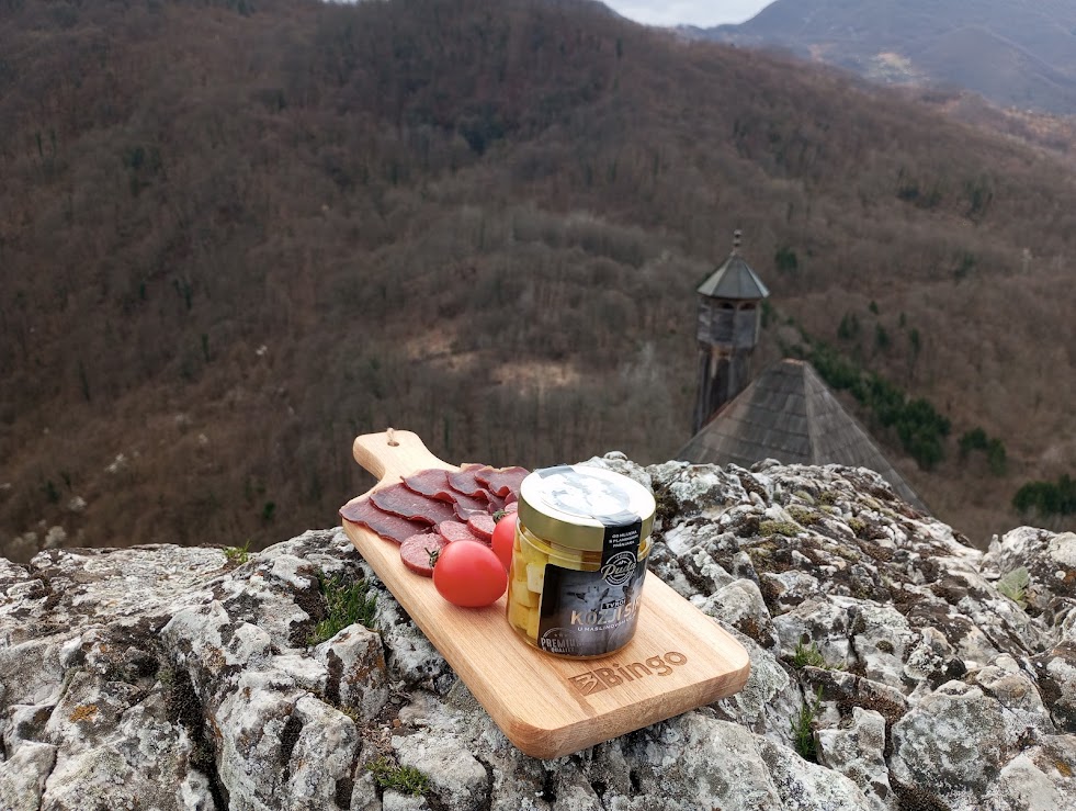 Otac i sin iz Hrnčića posadili sadnice voća smokvi i kupina pored stepenica do Kušlata (FOTO)