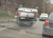 Automobil završio na krovu na prevoju Crni Vrh (FOTO)